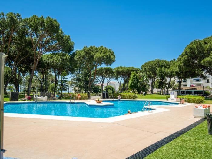 Apartamento De 2 Dormitorios En Playas Del Duque Marbella Exteriör bild
