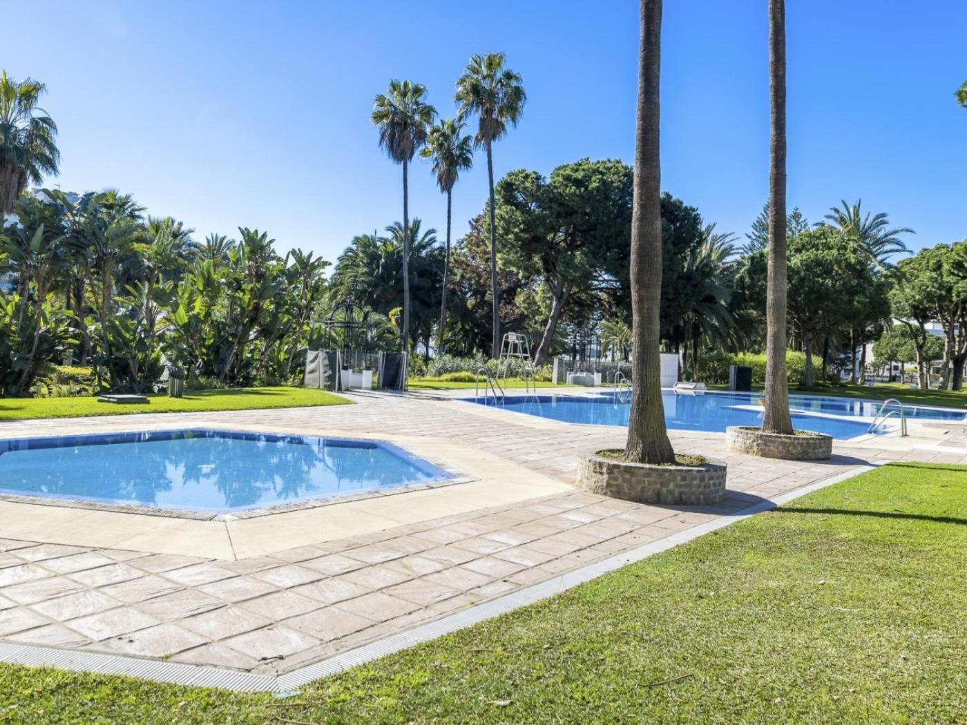 Apartamento De 2 Dormitorios En Playas Del Duque Marbella Exteriör bild